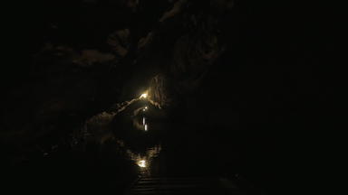 黑暗岩溶洞穴页越南
